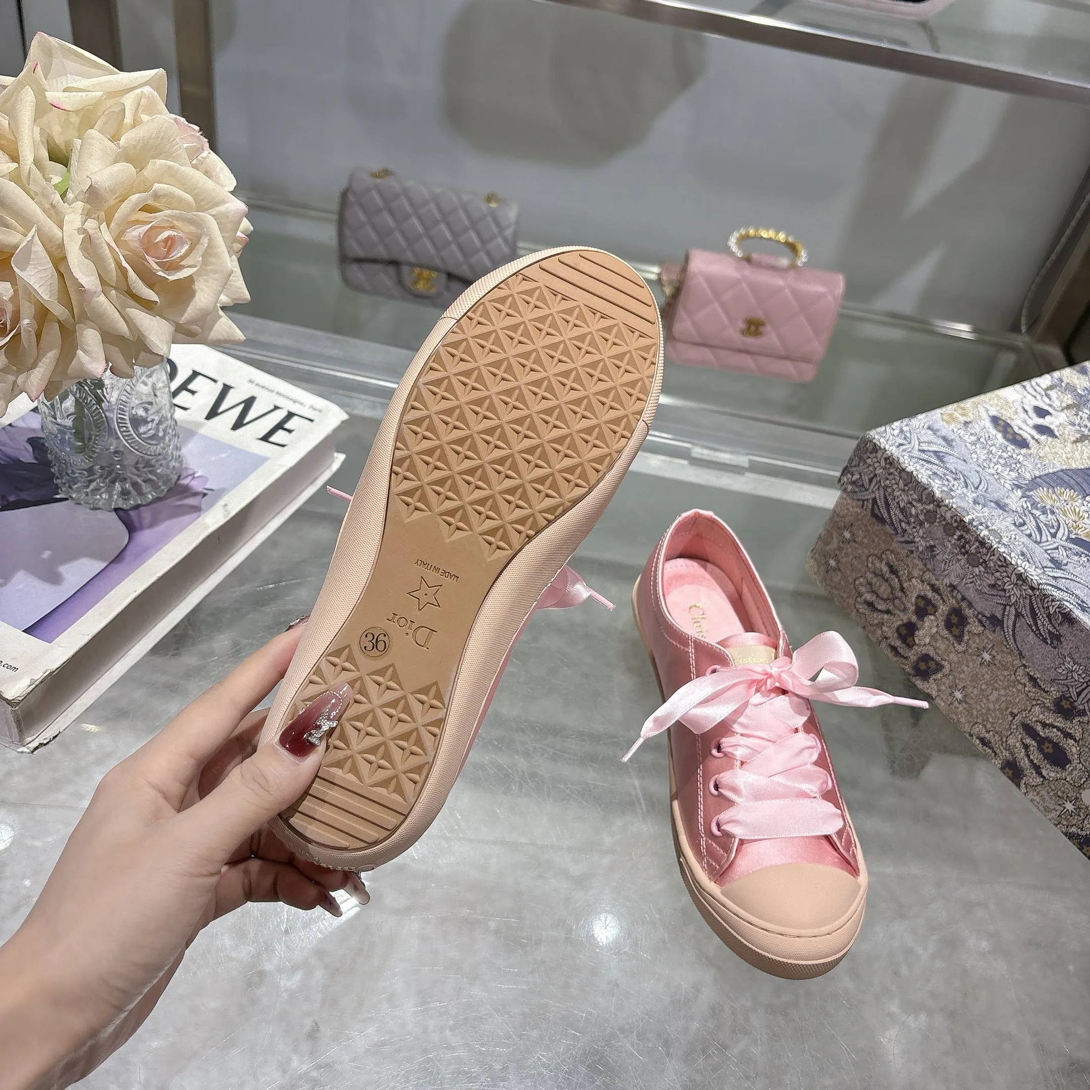 👟👟Ex-factory price 440👟👟 Dior ballet-style casual shoes, the same style as celebrities, satin fabric, breathable mesh lining, sheepskin for feet, wear-resistant rubber sole, size 35-40.